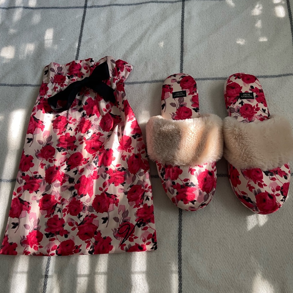 Victoria’s Secret Pink Floral Slippers with Matching Drawstring Dust Bag